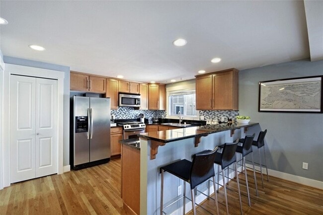 Building Photo - Stylish Townhome 4 Blocks North of Green Lake