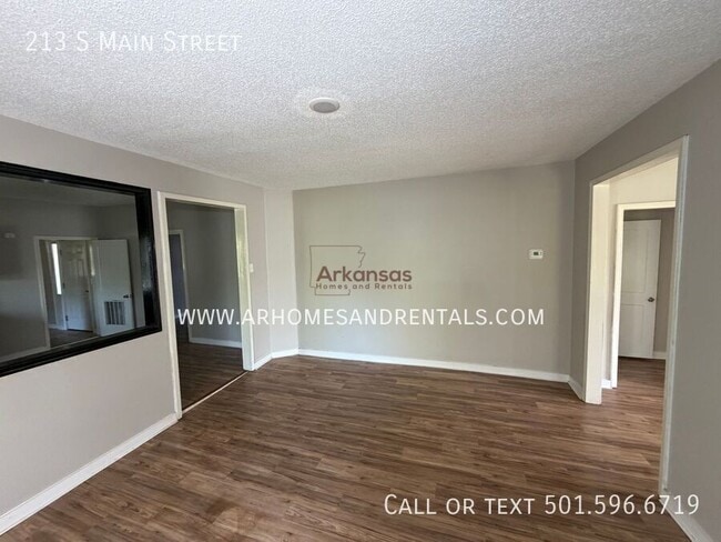 Building Photo - 213 S Main St