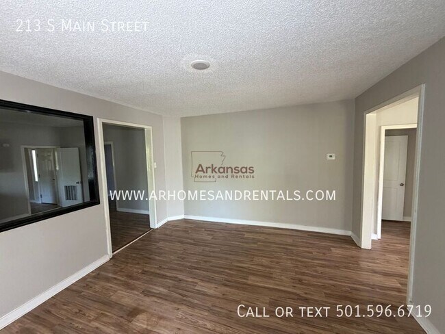 Foto del edificio - 213 S Main St