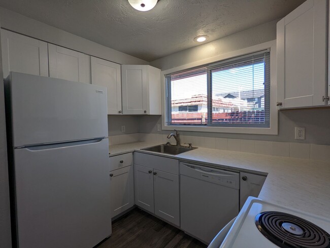 Building Photo - Newly Renovated 2-Bedroom, 1.5-Bath Apartm...