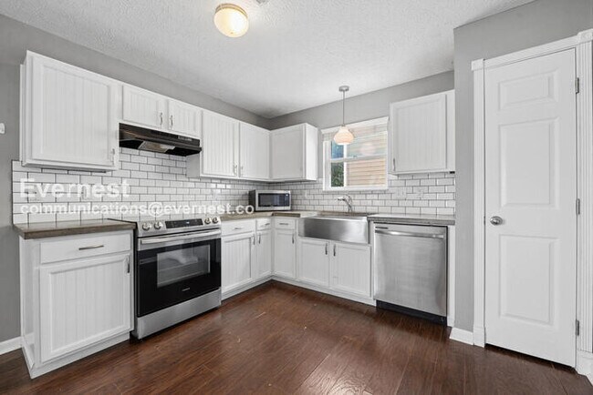 Foto del edificio - 3 Bed/2.5 Bath Home with Garage / Pet-Friendly / Coming Soon!
