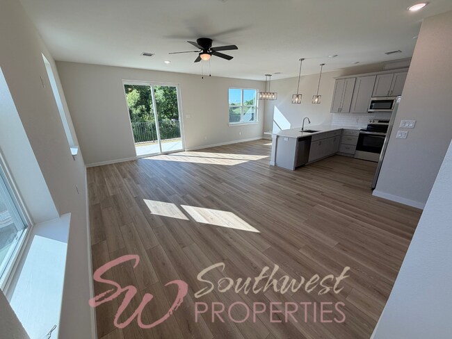 Foto del edificio - FOUR bedroom townhome. Can't get any closer to campus than this!