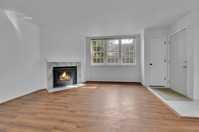 Building Photo - $1,825.00, 2-bed, 2-bath condo in Lakewood.