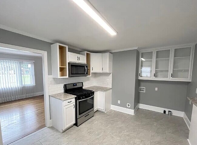Building Photo - 903 Lakeview Dr