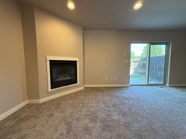 Foto del edificio - 3 Bed Townhome with awesome fenced yard!