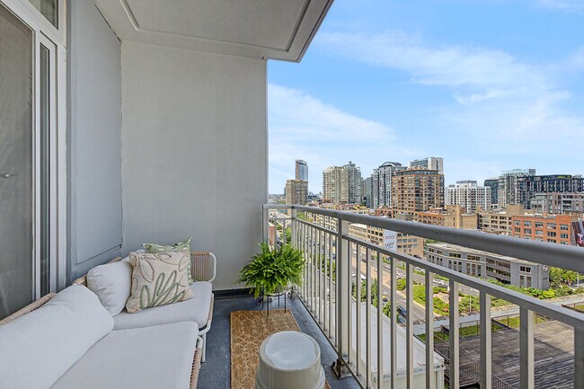 Foto del edificio - 330 W Grand Ave
