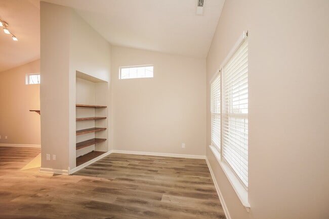 Building Photo - 6425 Meadowfield Dr