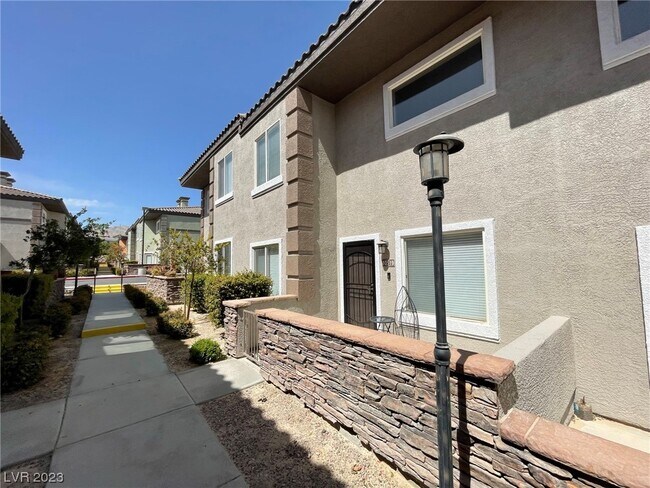 Building Photo - 10519 Hedge View Ave