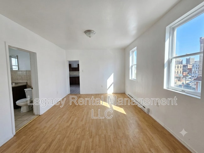 Building Photo - 39 Elm St