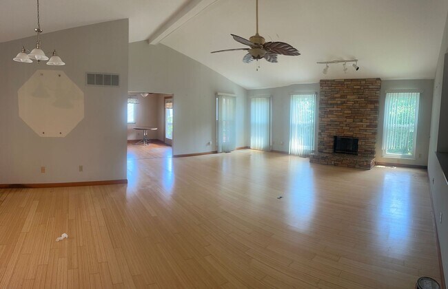 Building Photo - Spacious Home in Ladue Schools