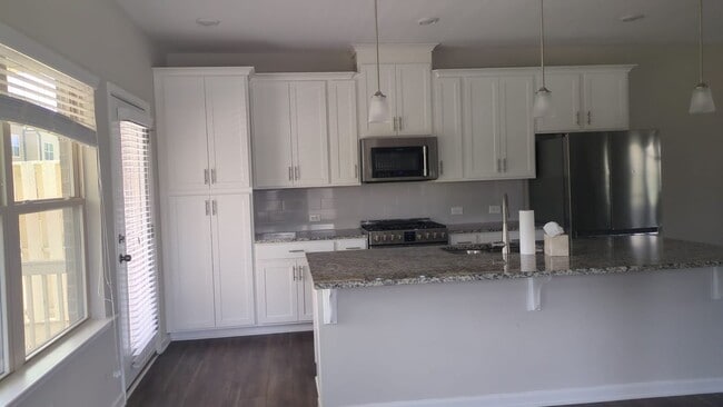 Building Photo - Modern 3BR House  minutes to Woodstock dow...