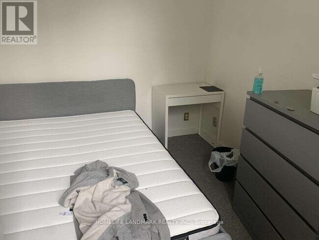 Photo du bâtiment - 220-220 Gerrard St E
