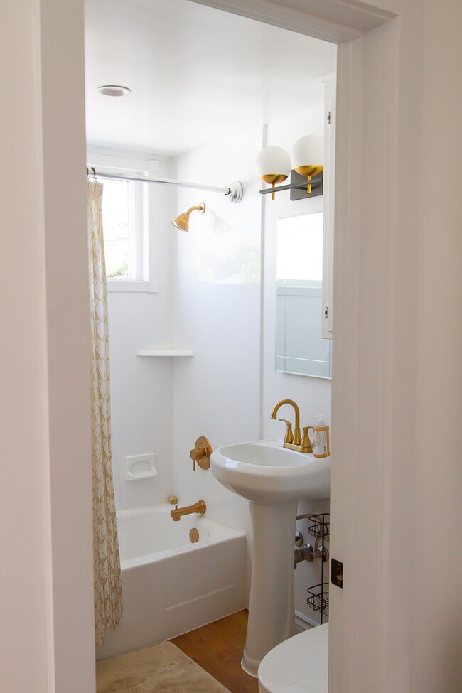 Baño completo con ducha, bañera e inodoro moderno. Grifería de latón. - 2150 Euclid Ave
