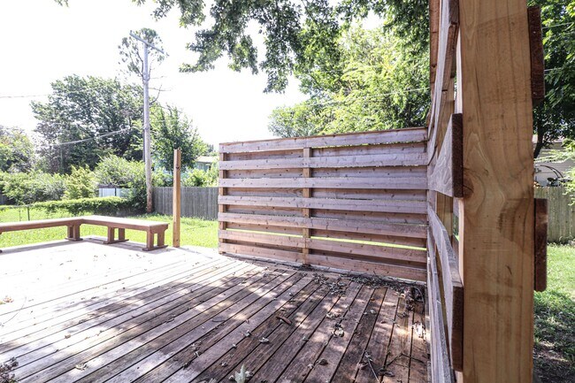 Foto del edificio - Darling 3 Bedroom With Hardwood Floors!