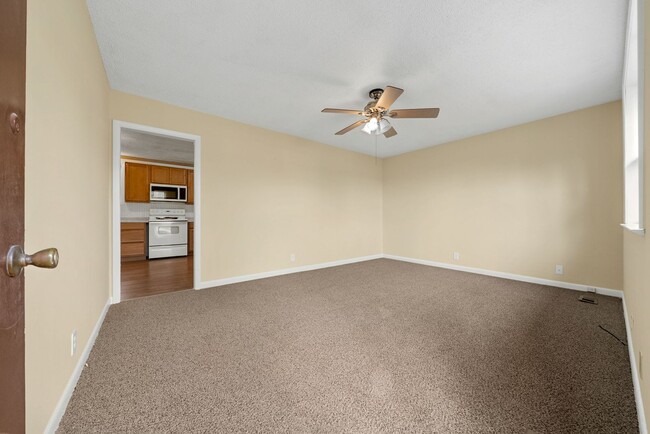 Foto del edificio - 3 Bedroom Home For Rent Near Needmore Road!