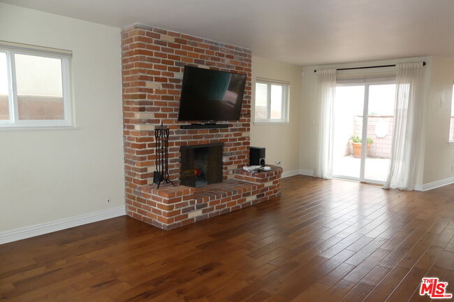 Building Photo - 113 G St