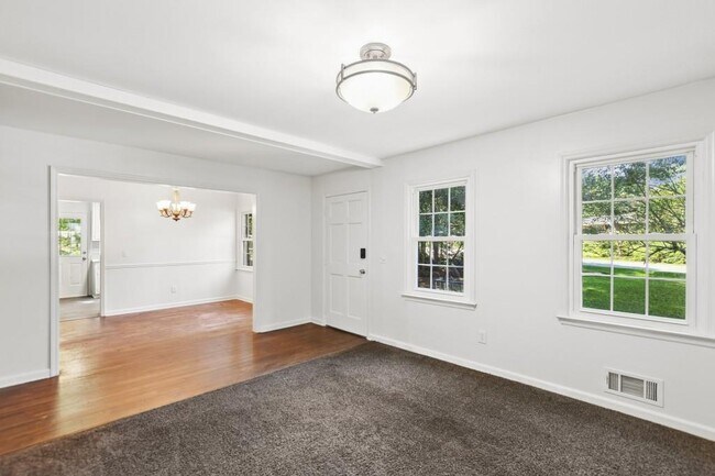 Foto del edificio - 5659 Whispering Pines Rd