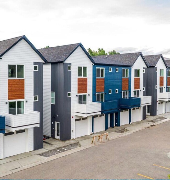 Foto del edificio - 3-Story Urban Walk Up at a Modern Community Featuring 3 Bedrooms 3.5 Bathrooms