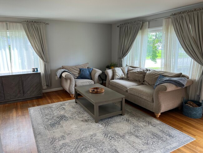 Foto del edificio - 300 Quaker Ridge Rd