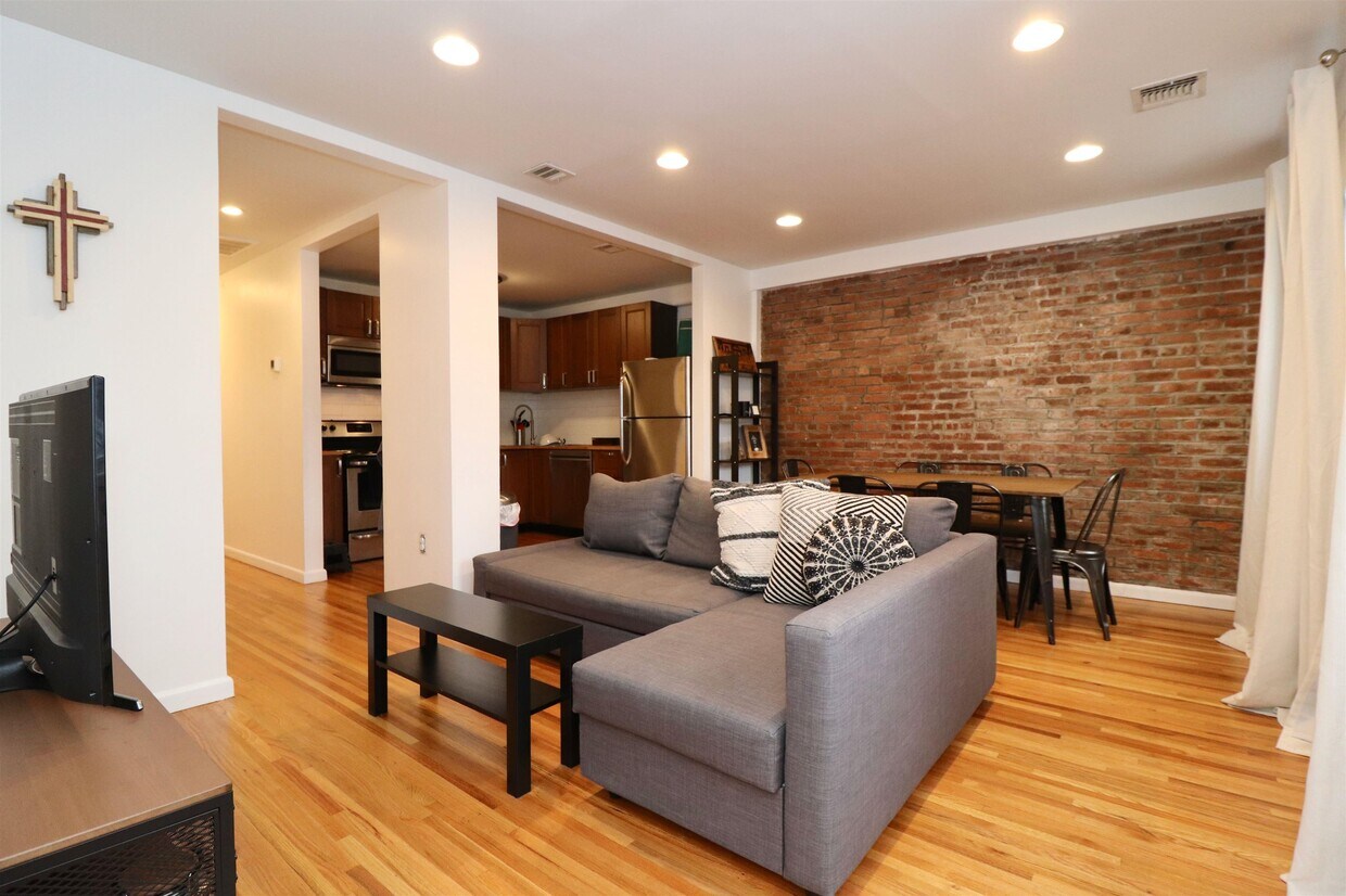 Foto principal - 206 Beacon Ave