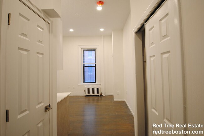 Building Photo - 270 Newbury St