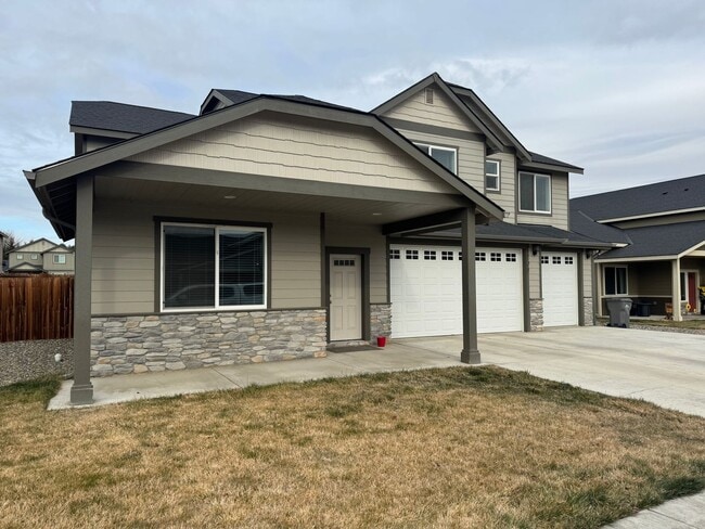 Building Photo - Spacious Vista View Home for Lease