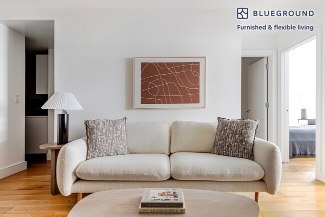 Building Photo - 230 E 44th St