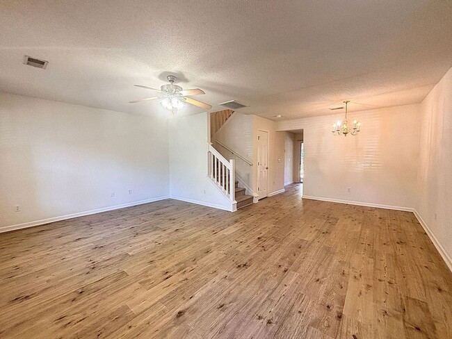 Building Photo - Available now. Great 2 BR/2.5 BA Townhome in Oak Bluff!