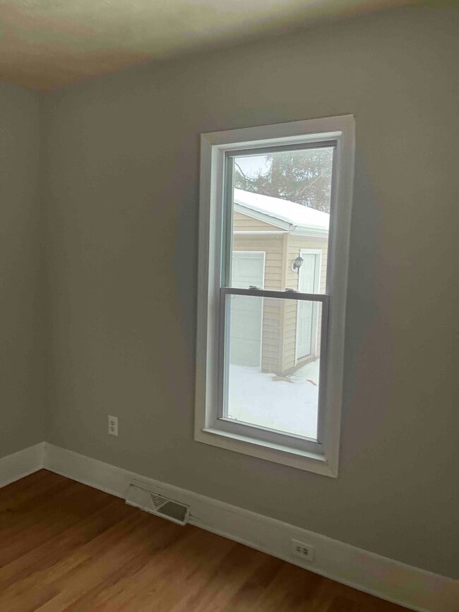 Building Photo - 1011 E 72nd St