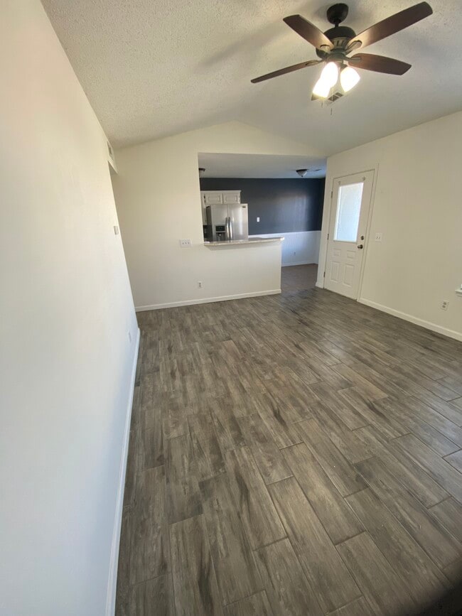 Building Photo - 1102 W Easy St