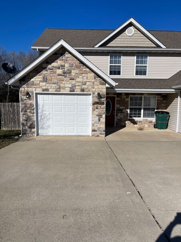 Foto principal - 16056 Holy Cross Ln