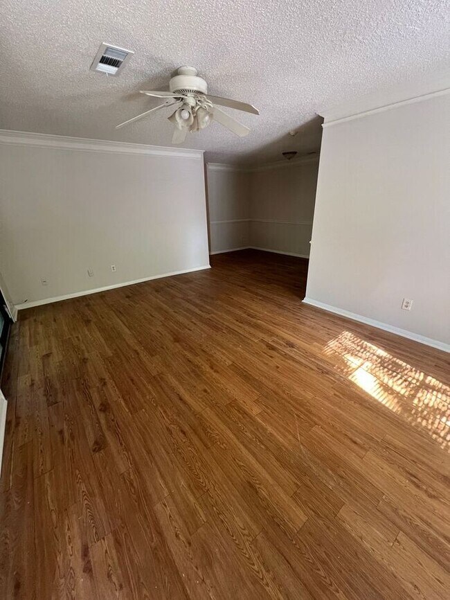 Foto del edificio - FINALLY a 3 bedroom 2 bath ranch duplex av...