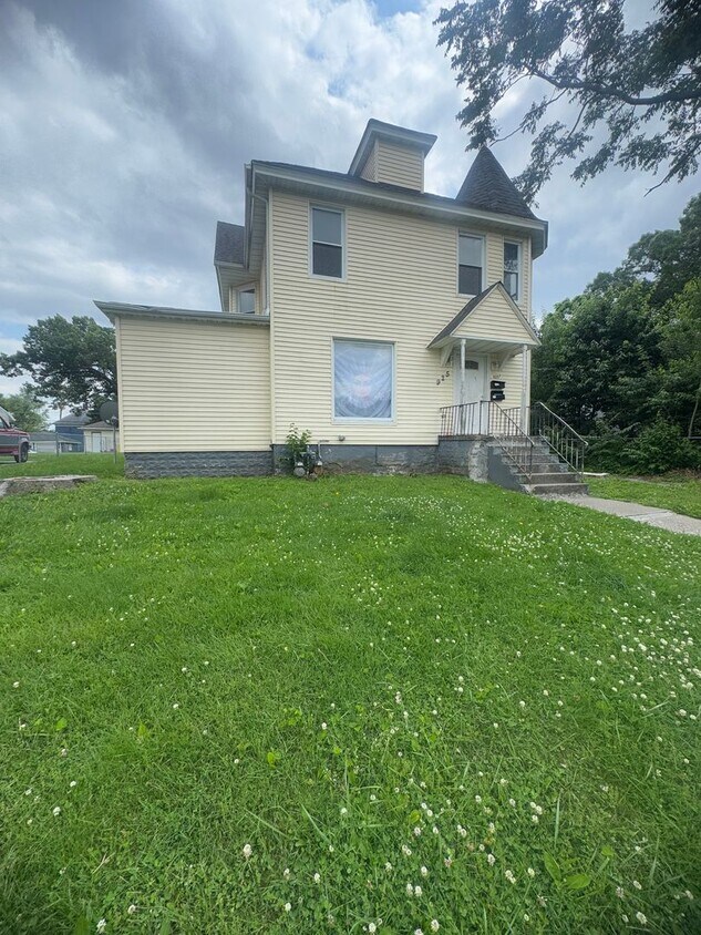 Foto principal - 925 E 14th St