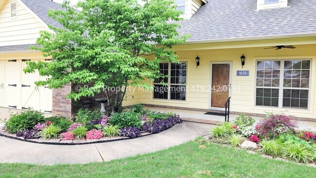 Foto del edificio - COMING IN JULY! Beautiful 3 bed/2 bath Hom...