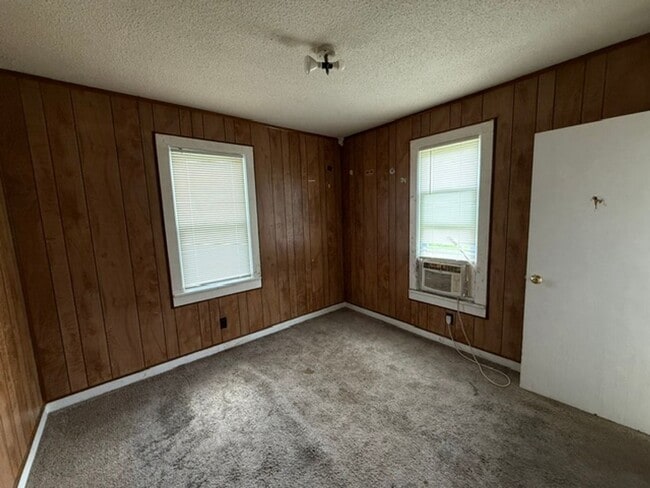 Building Photo - 1124 N Eisenhower Dr
