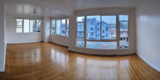 Spacious living room with fireplace - 1655 Lombard St