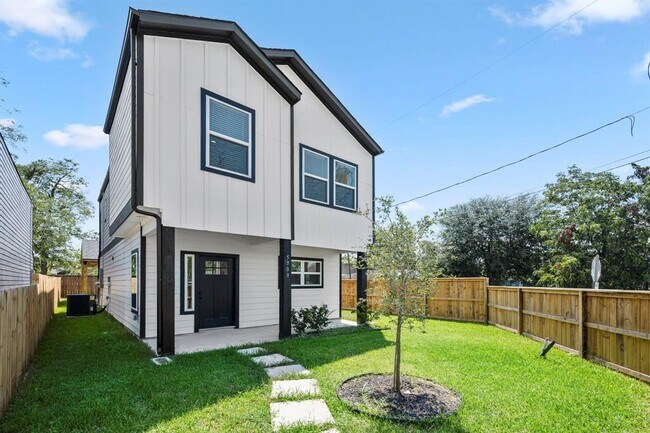 Building Photo - 5700 Elysian St