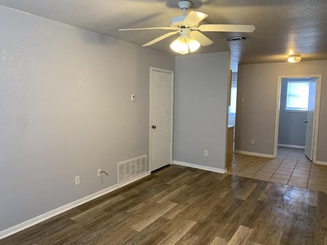 Foto del edificio - 2807 Cantabrian Dr