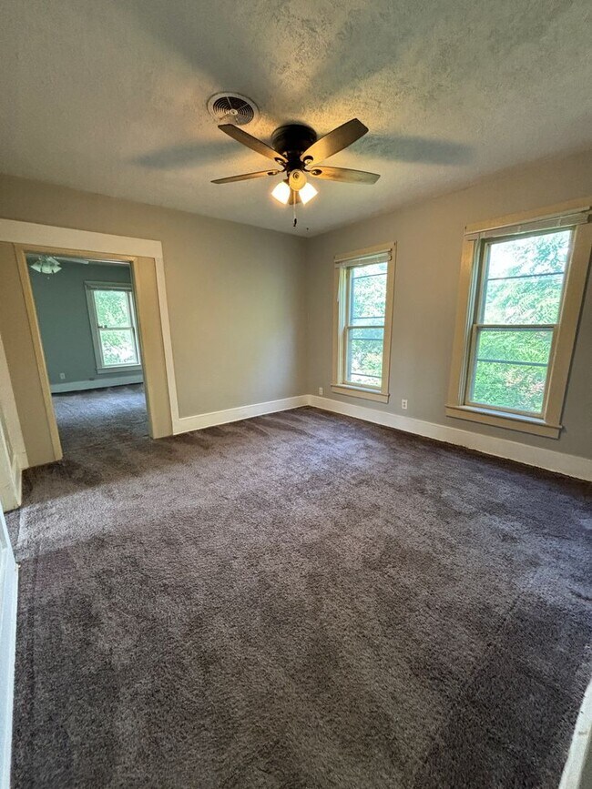Building Photo - 3 bedroom, 1 bath apartment in Cedar Falls