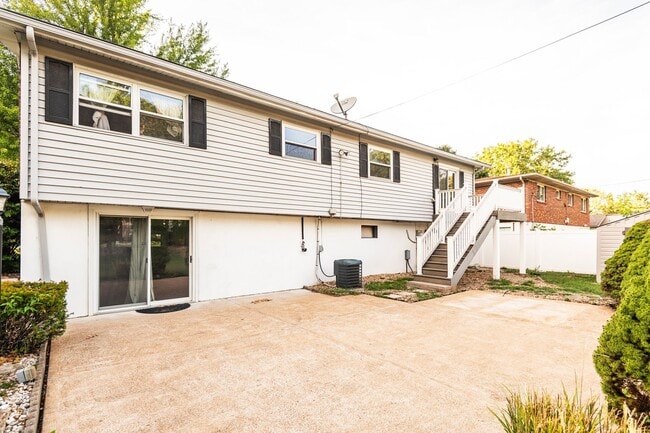 Building Photo - Spacious 4-Bed, 2.5-Bath Split-Level Home