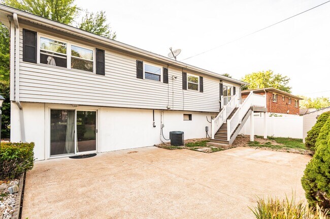 Foto del edificio - Spacious 4-Bed, 2.5-Bath Split-Level Home