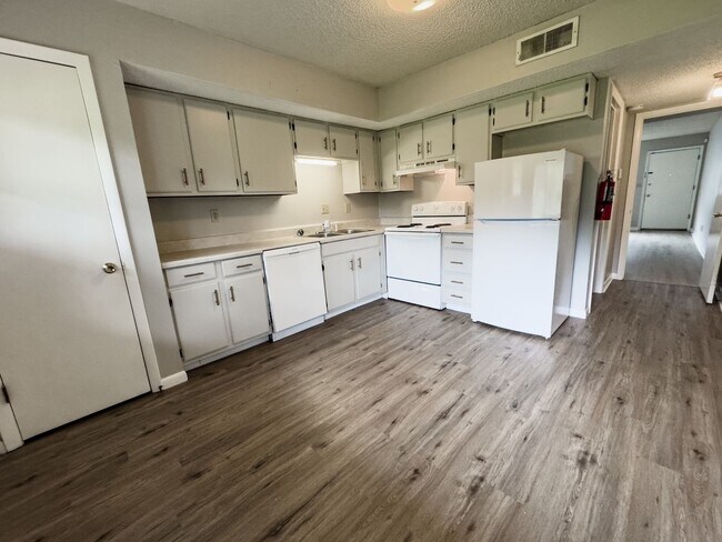 Building Photo - Newly Updated Townhouse for Rent