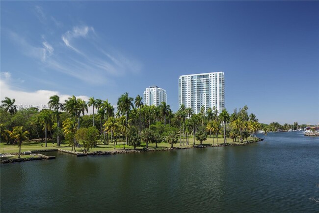 Foto del edificio - 1861 NW South River Dr