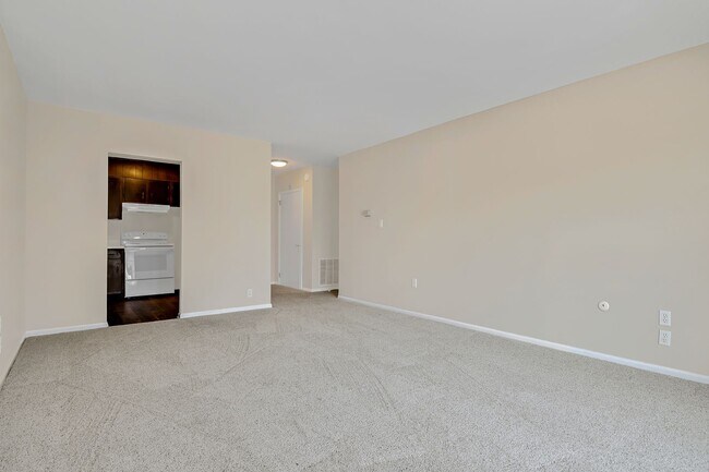 Building Photo - 1 Bedroom 1 Bath 3rd floor apartment in Ca...