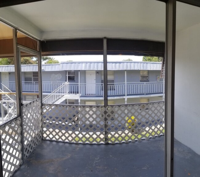 Building Photo - 1424 Spring Lane Apt 1-4