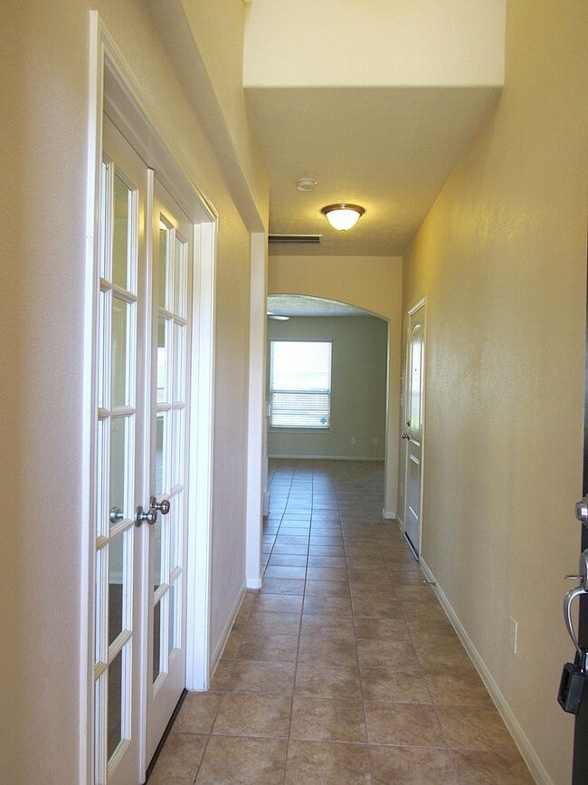 Building Photo - Spacious, Modern and Conveniently Located ...