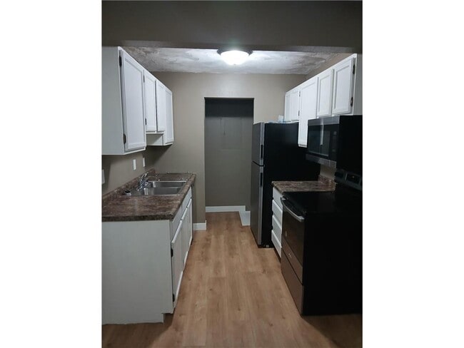 Building Photo - 901 Country Club Dr