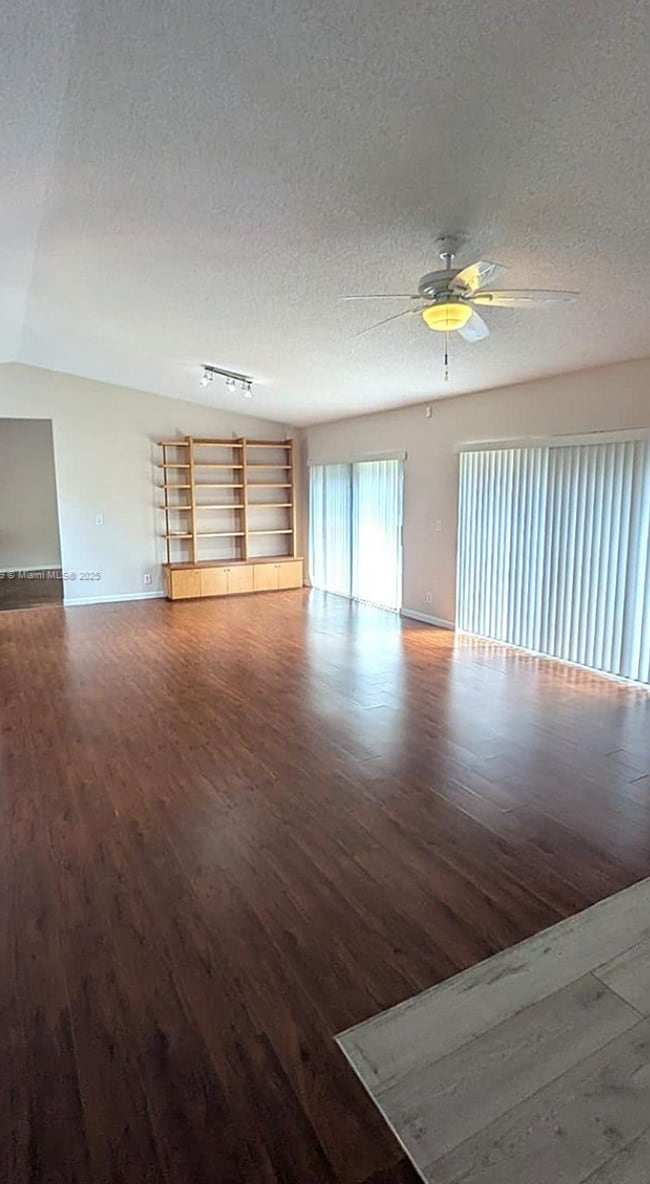 Foto del edificio - 10140 Torchwood Ave