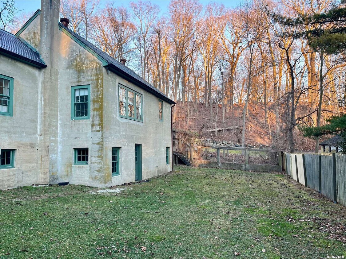 Primary Photo - 2 Lloyd Ln