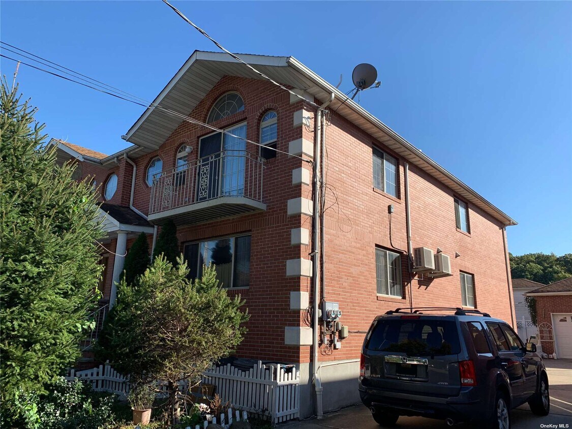 Primary Photo - 70-34 Sybilla St